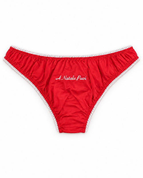 A Natale puoi — rosso, mutanda in seta su sfondo bianco